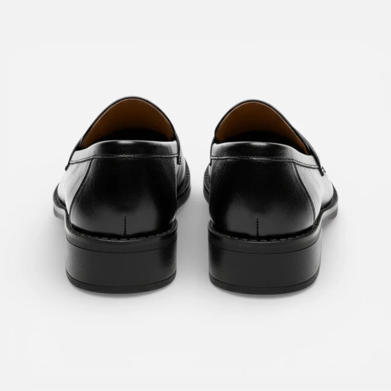 Vue arrière des mocassins à talon en cuir vernis noir pour femme