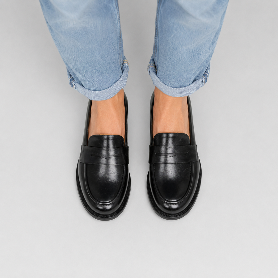 Mocassins à talon en cuir vernis noir pour femme vus du dessus