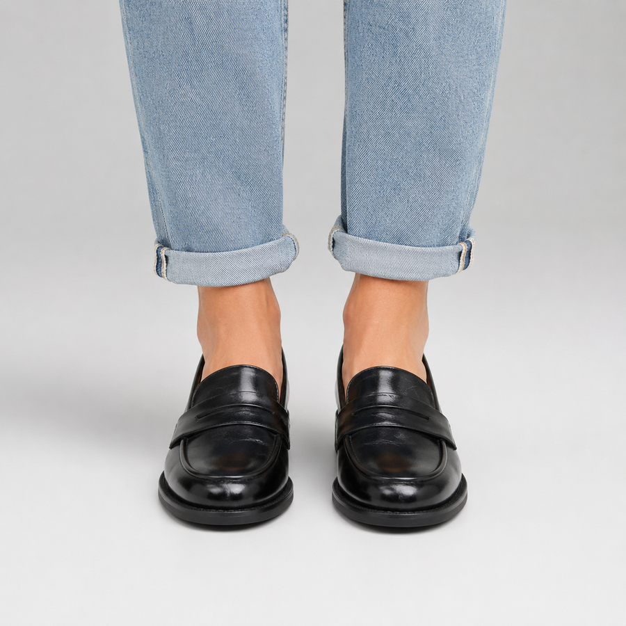 Vue de face des mocassins à talon en cuir vernis noir pour femme