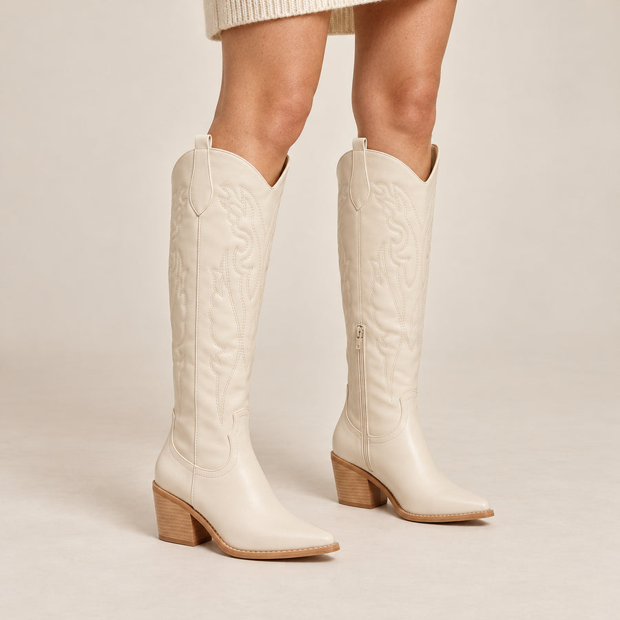 Bottes Santiags Femme - Hautes Effet Cuir Talon Cubain - Blanc Cassé - vue portée sur fond beige