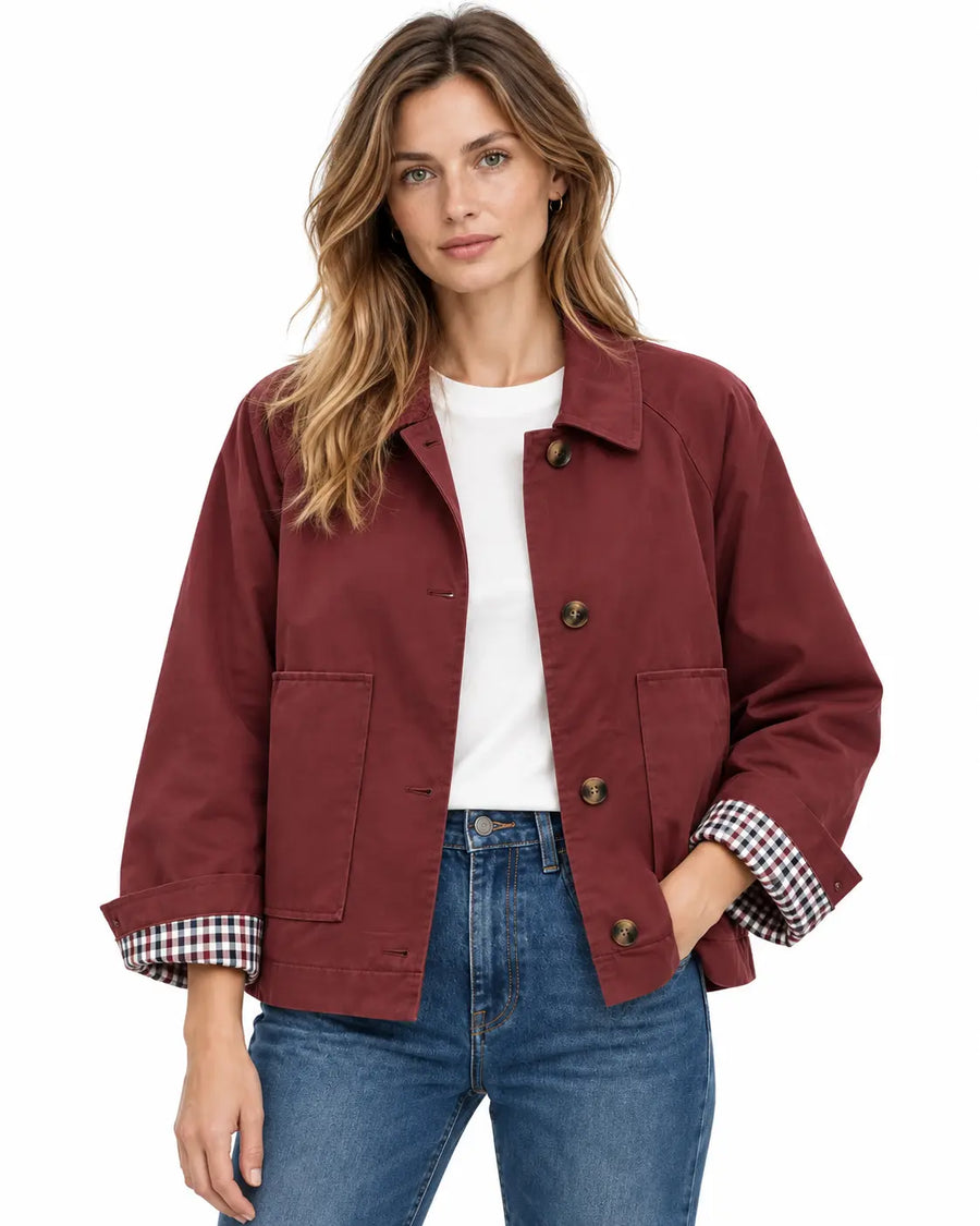 Trench Femme - Court Gabardine Coton Col Chemise Poches Plaquées Bordeaux porté