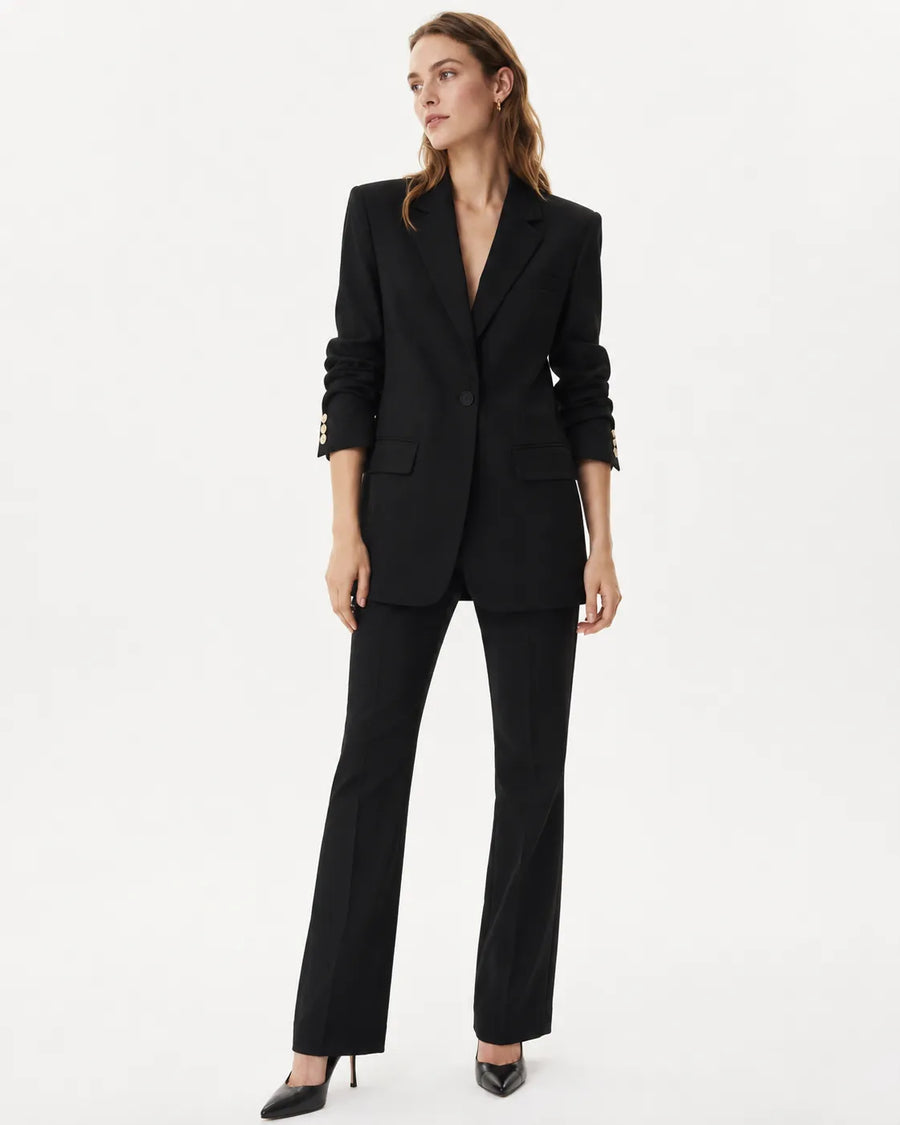 Veste tailleur blazer élégante femme - vue d'ensemble posée