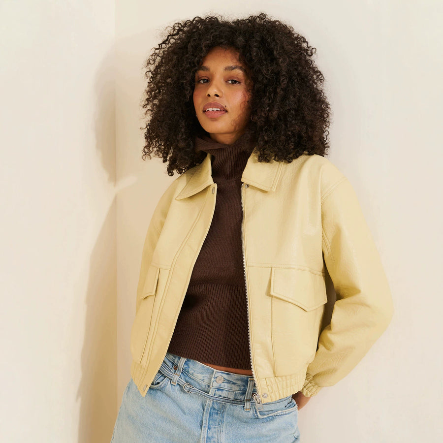 Veste en cuir femme - vue d'ensemble posée