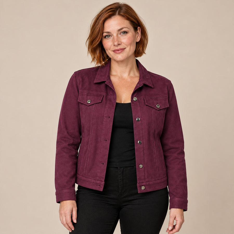 Veste Trucker Femme - Effet Daim Boutonnée Poches Poitrine - Violet Foncé - photo portée sur fond beige